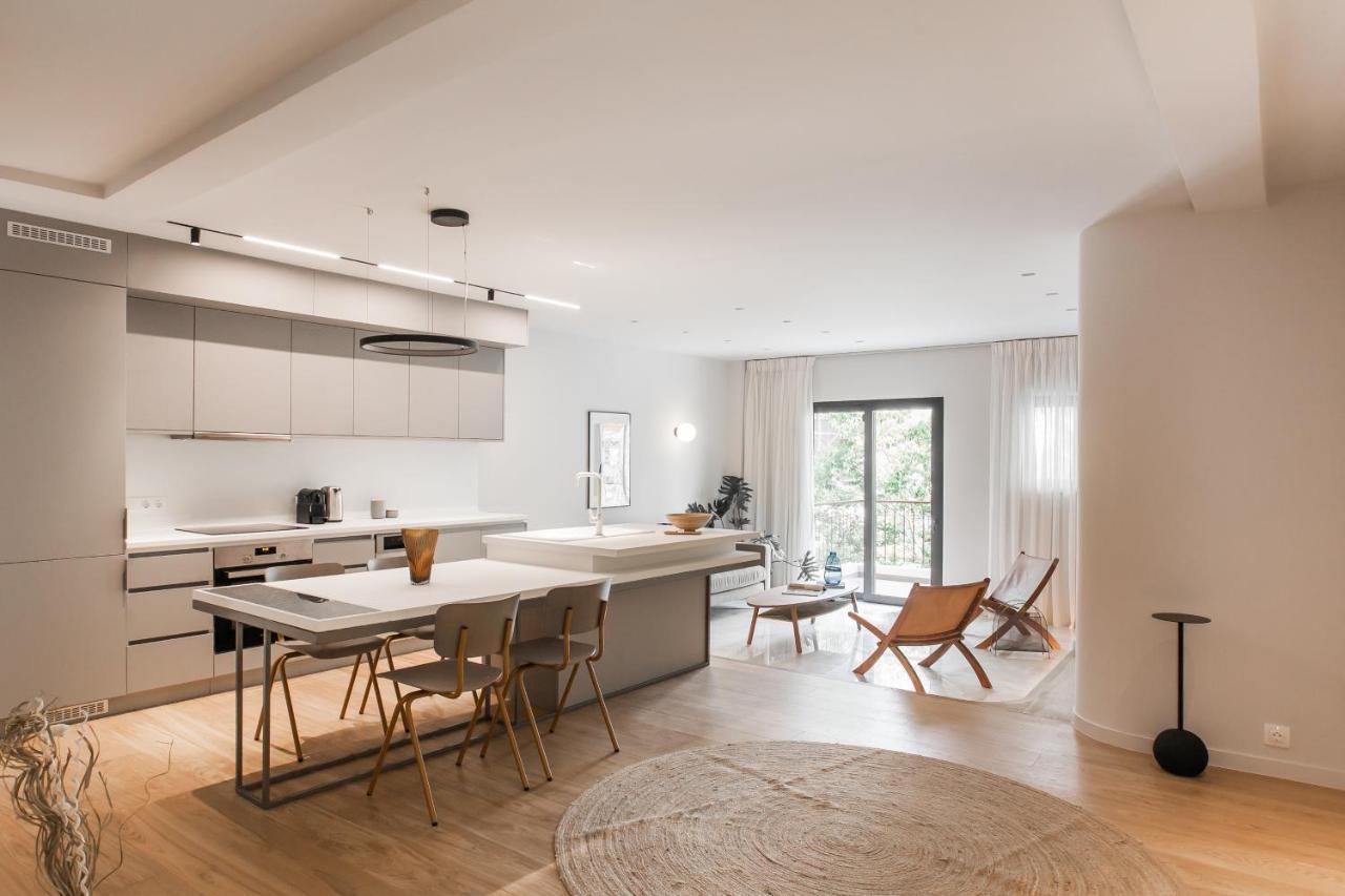 Marvelous 2Br Apartments With Balcony By Upstreet Atenas Exterior foto